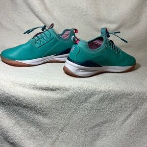 9W/7.5M  clove sneakers